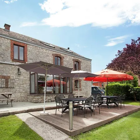 Cozy Family In Humain マルシュ・アン・ファメンヌ