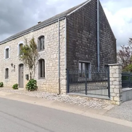 Cozy Family In Humain マルシュ・アン・ファメンヌ